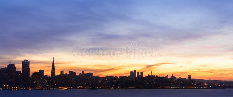 Orizzonte di San Francisco al tramonto fotografie stock libere da diritti Orizzonte di San Francisco al tramonto fotografie stock libere da diritti