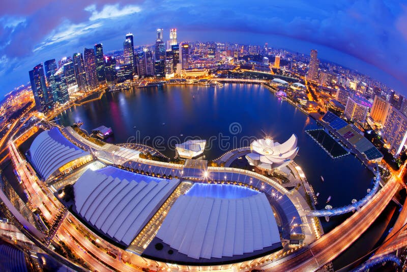 Orizzonte di Singapore alla notte fotografie stock Orizzonte di Singapore alla notte fotografie stock