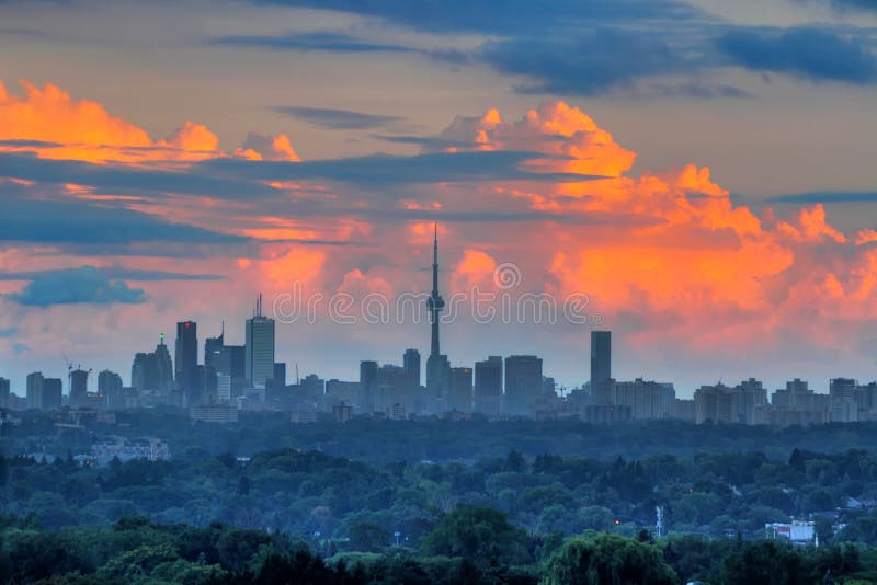 Orizzonte di Toronto al tramonto immagine stock Orizzonte di Toronto al tramonto immagine stock