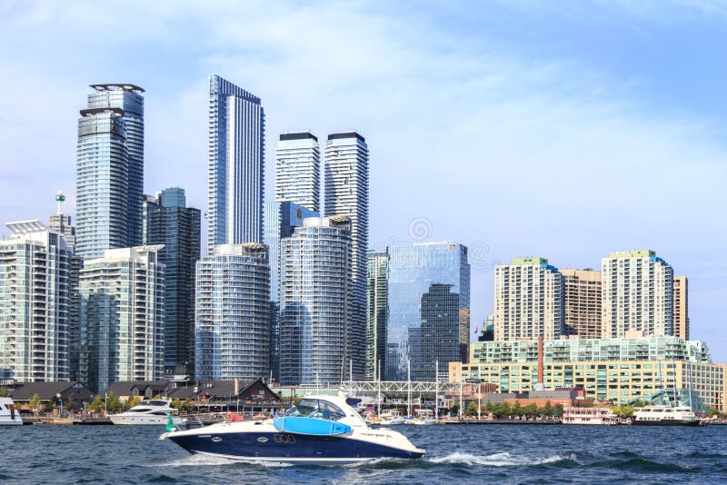 Orizzonte di Toronto sopra panorama del lago fotografia stock Orizzonte di Toronto sopra panorama del lago fotografia stock
