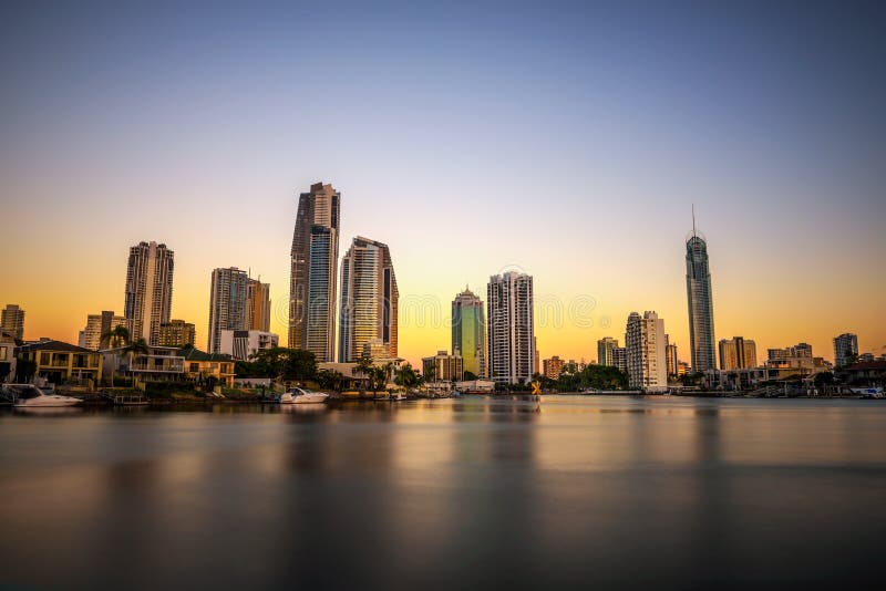 Orizzonte di tramonto della Gold Coast del centro nel Queensland, Australia fotografia stock Orizzonte di tramonto della Gold Coast del centro nel Queensland, Australia fotografia stock