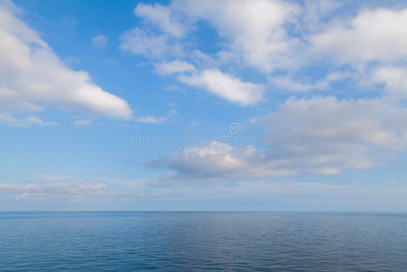 Orizzonte E Cielo Di Mare Blu Con Le Nuvole Fotografia Stock - Immagine di  nave, paesaggio: 76512716