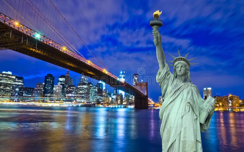 Orizzonte e Liberty Statue di New York alla notte, NY, U.S.A.