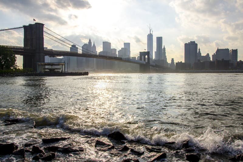 Orizzonte e ponte di Brooklyn di Manhattan Onde di East River New York City immagine stock Orizzonte e ponte di Brooklyn di Manhattan Onde di East River New York City immagine stock