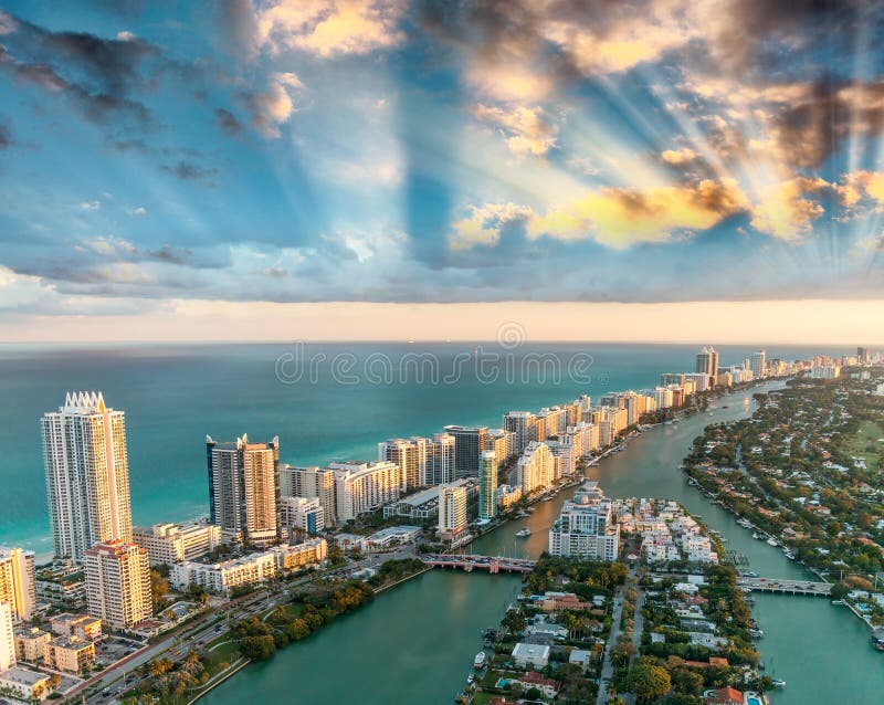 Orizzonte meraviglioso di Miami al tramonto, vista aerea fotografia stock libera da diritti Orizzonte meraviglioso di Miami al tramonto, vista aerea fotografia stock libera da diritti