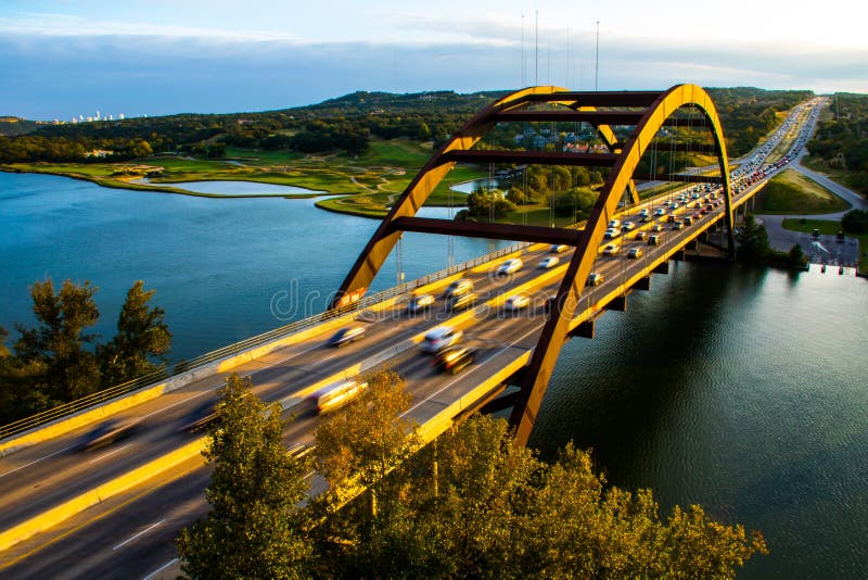 Orizzonte perfetto di Austin di tramonto del ponte di PennyBacker fotografia stock Orizzonte perfetto di Austin di tramonto del ponte di PennyBacker fotografia stock