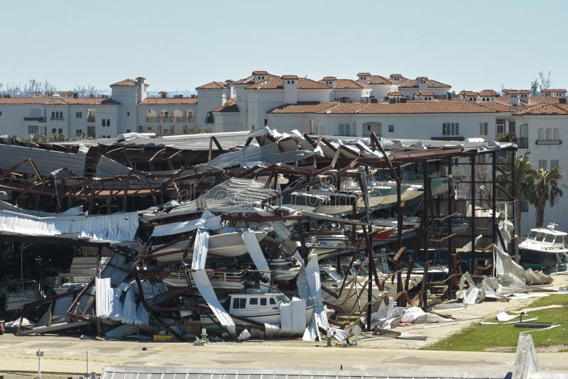 Orkaan ian heeft bootstation verwoest in het kustgebied van florida. natuurrampen en de gevolgen daarvan