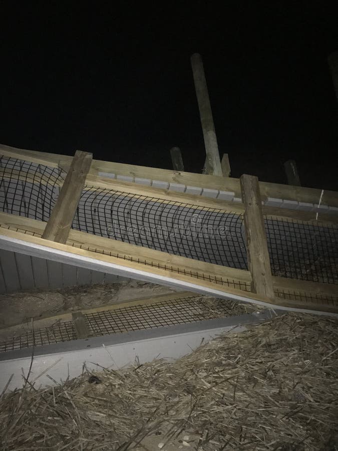 Orkanstyrkavindar vrider strandtillträdesgångbanan in i korkskruvet royaltyfria bilder Orkanstyrkavindar vrider strandtillträdesgångbanan in i korkskruvet royaltyfria bilder