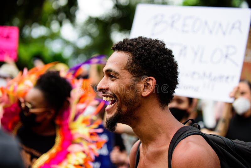 Orlando fl ee. uu. 19 de junio de 2020 : feliz hombre negro con una sonrisa. imágenes de archivo libres de regalías