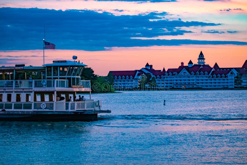 Hãy khám phá khu nghỉ dưỡng Grand Floridian Resort & Spa của Disney để tận hưởng những giờ phút thoải mái và giải trí đầy trẻ trung. Với tàu phà Disney duy nhất tại đây, bạn sẽ được ngắm nhìn những bức tranh đẹp nơi đại dương mãi mãi. Tận hưởng không gian ấm cúng, sang trọng và hiện đại với các tiện ích đầy đủ. 