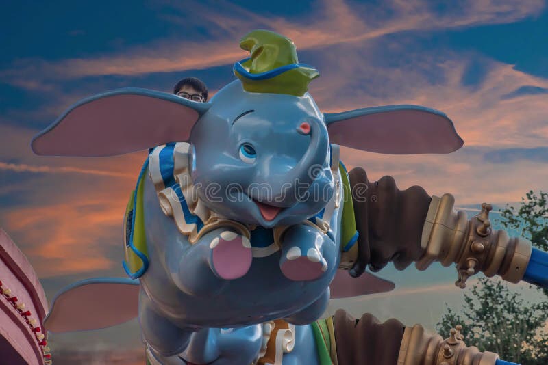 People enjoying Dumbo the Flying Elephant at Magic Kigndom 8