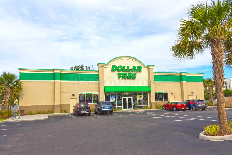 Orlando, U.S.A. - 29 aprile 2018: L'esterno dell'albero del dollaro, che è uno di parecchi depositi del dollaro ha trovato attrav immagini stock Orlando, U.S.A. - 29 aprile 2018: L'esterno dell'albero del dollaro, che è uno di parecchi depositi del dollaro ha trovato attrav immagini stock