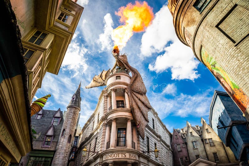Orlando usa feb 12 2021 : dragão que respira fogo em cima do banco de granotts fotografia de stock