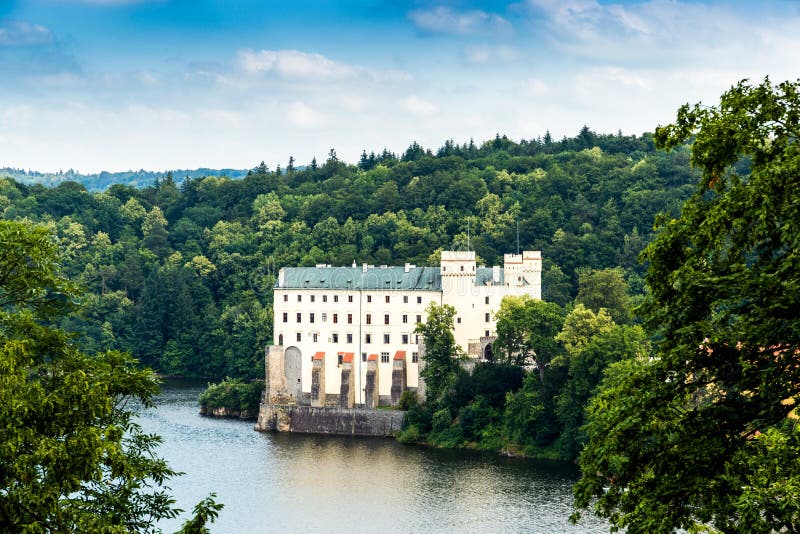 Orlik-Schloss mit blauem Himmel und Bäumen lizenzfreie stockfotografie Orlik-Schloss mit blauem Himmel und Bäumen lizenzfreie stockfotografie
