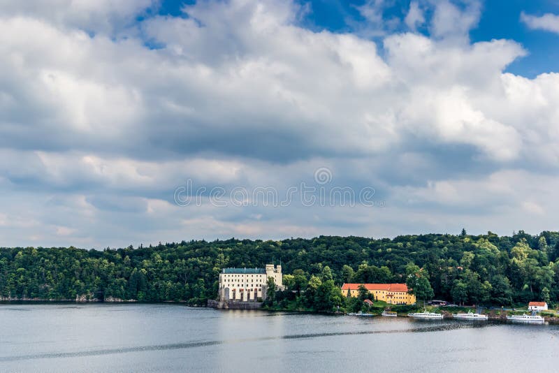 Orlik-Schloss mit blauem Himmel und Bäumen stockfoto Orlik-Schloss mit blauem Himmel und Bäumen stockfoto