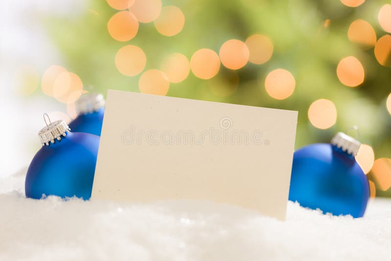 Ornamente de Crăciun albastru în spatele cărții albe albe albe stock photo
