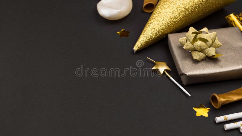 Ornamente elegante pentru ziua de naștere cu unghi înalt. fotografie de calitate superioară stock images