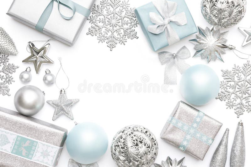Ornamente și decorațiuni de Crăciun, din argint și pastel albastru, izolate pe fond alb. bordură de crăciun. royalty free stock photo