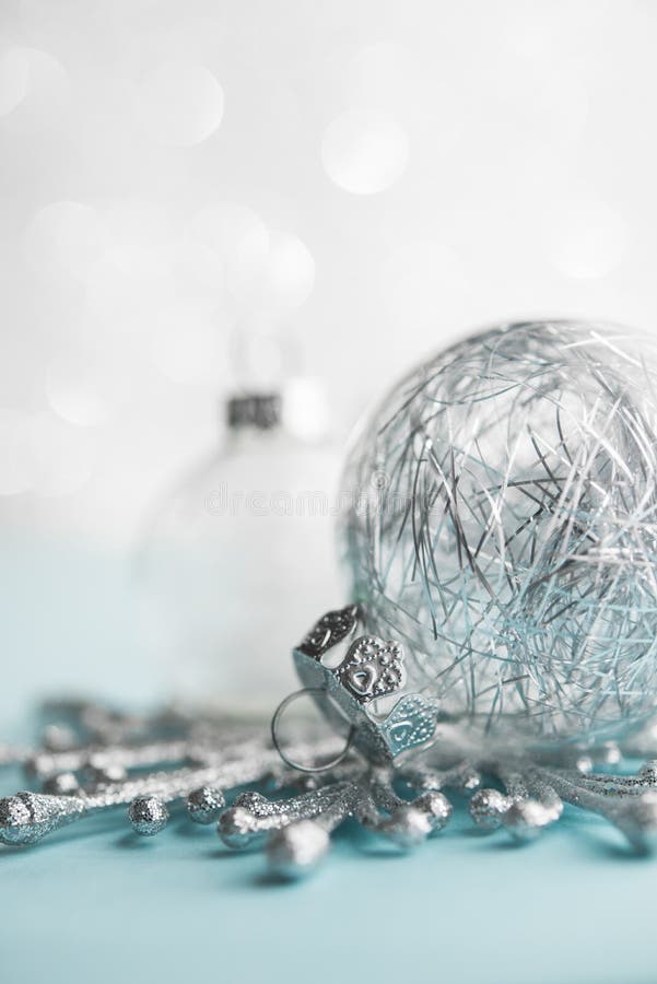 Ornamenti bianchi e d'argento di natale sul fondo del bokeh di scintillio Carta di Buon Natale fotografia stock libera da diritti Ornamenti bianchi e d'argento di natale sul fondo del bokeh di scintillio Carta di Buon Natale fotografia stock libera da diritti