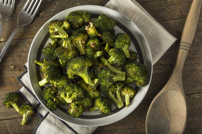Ornamenti dei broccoli arrostiti verde organico
