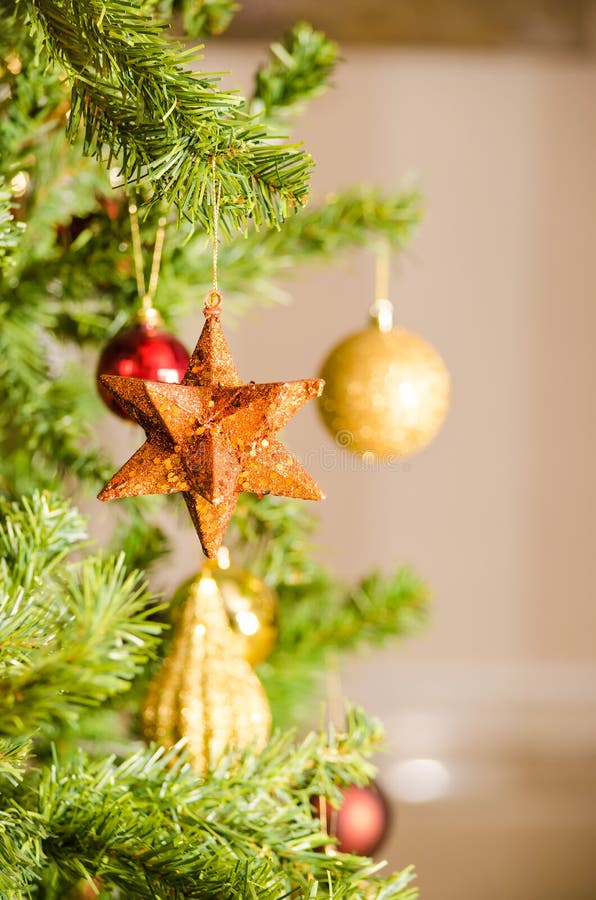 Ornamento da estrela do Natal na árvore de Natal imagens de stock Ornamento da estrela do Natal na árvore de Natal imagens de stock