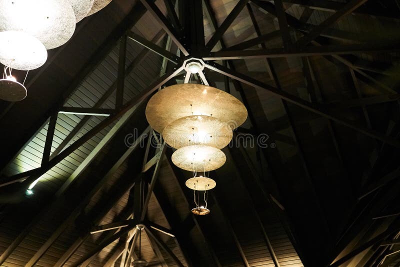 Ornamento da luz de teto com camadas de discos que formam uma forma espiral imagens de stock Ornamento da luz de teto com camadas de discos que formam uma forma espiral imagens de stock