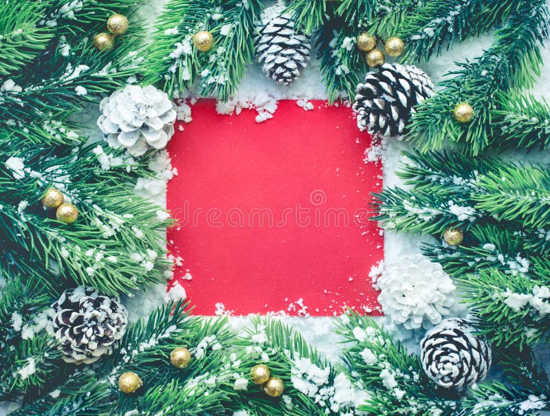 Ornamento de la Navidad con el árbol de abeto, la rama del pino, la nieve y el fondo de la tarjeta roja foto de archivo libre de regalías Ornamento de la Navidad con el árbol de abeto, la rama del pino, la nieve y el fondo de la tarjeta roja foto de archivo libre de regalías