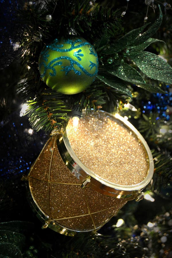 Ornamento de la Navidad del tambor del oro imagen de archivo libre de regalías Ornamento de la Navidad del tambor del oro imagen de archivo libre de regalías