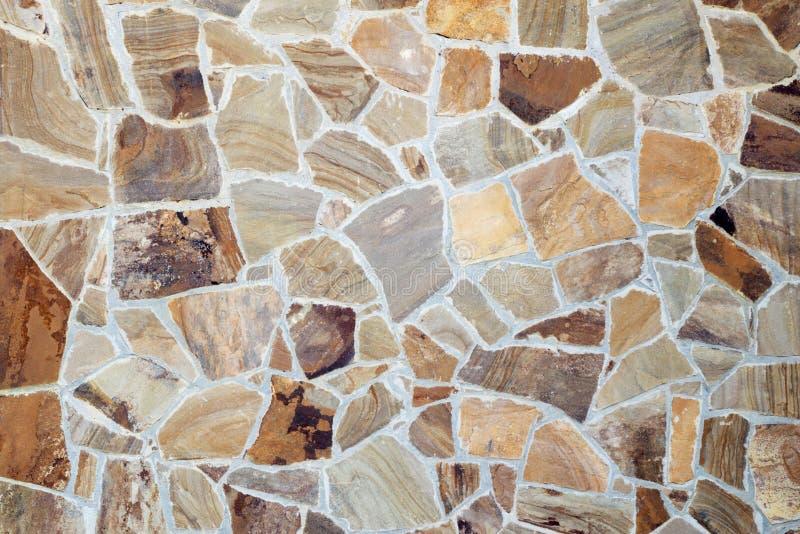 Ornamento decorativo da parede do mosaico do vintage da telha quebrada cerâmica no cimento imagem de stock Ornamento decorativo da parede do mosaico do vintage da telha quebrada cerâmica no cimento imagem de stock