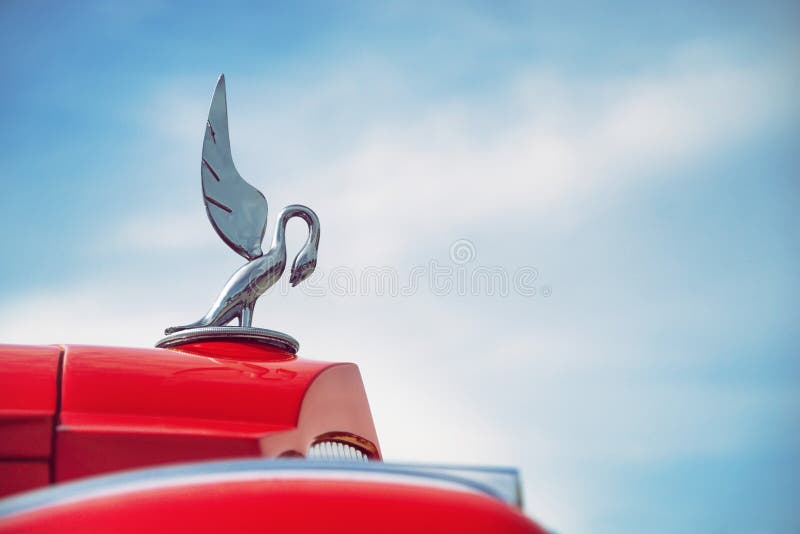 Ornamento del cappuccio di un Packard rosso 1936 immagini stock Ornamento del cappuccio di un Packard rosso 1936 immagini stock