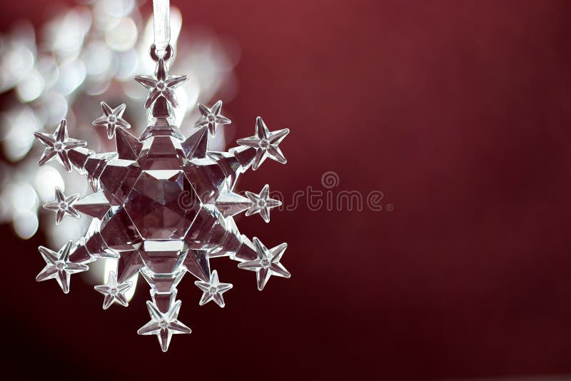 Ornamento del fiocco di neve su priorità bassa rossa fotografia stock Ornamento del fiocco di neve su priorità bassa rossa fotografia stock