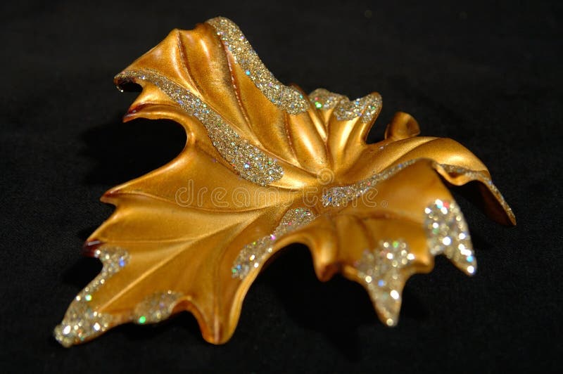 Ornamento do Natal - sumário dourado da folha imagem de stock Ornamento do Natal - sumário dourado da folha imagem de stock