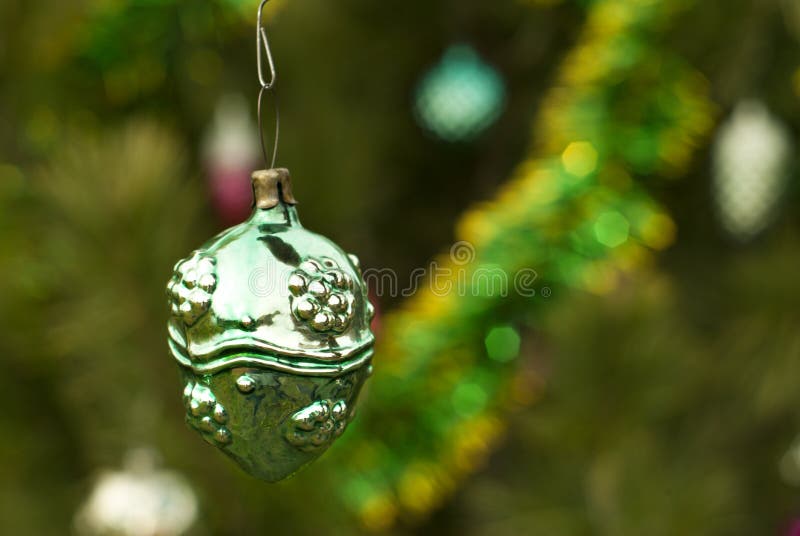 Ornamento do Natal do vintage - bola, porca ou baga estranha imagens de stock royalty free Ornamento do Natal do vintage - bola, porca ou baga estranha imagens de stock royalty free