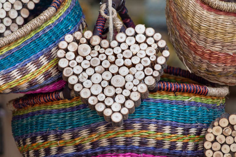 Ornamento hecho a mano de madera del corazón, con las cestas de mimbre coloridas, en venta Decoración para la casa o un regalo foto de archivo Ornamento hecho a mano de madera del corazón, con las cestas de mimbre coloridas, en venta Decoración para la casa o un regalo foto de archivo