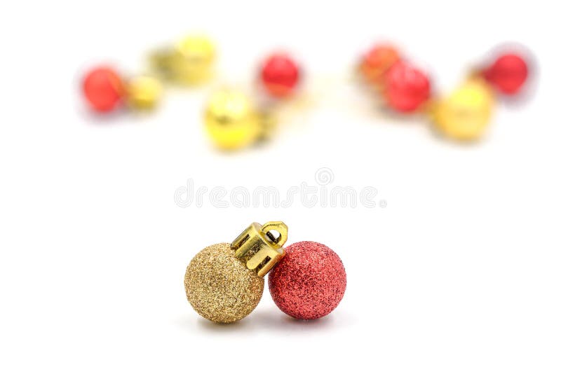 Ornamento rojo y de oro de la Navidad de las bolas con las decoraciones borrosas imagen de archivo libre de regalías Ornamento rojo y de oro de la Navidad de las bolas con las decoraciones borrosas imagen de archivo libre de regalías