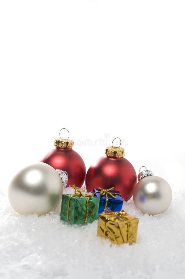 Ornamento verticais do Natal na neve branca fotografia de stock royalty free Ornamento verticais do Natal na neve branca fotografia de stock royalty free