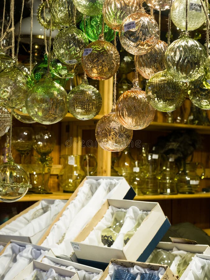 Ornamentos Checos De Cristal En El Mercado De Navidad En Praga