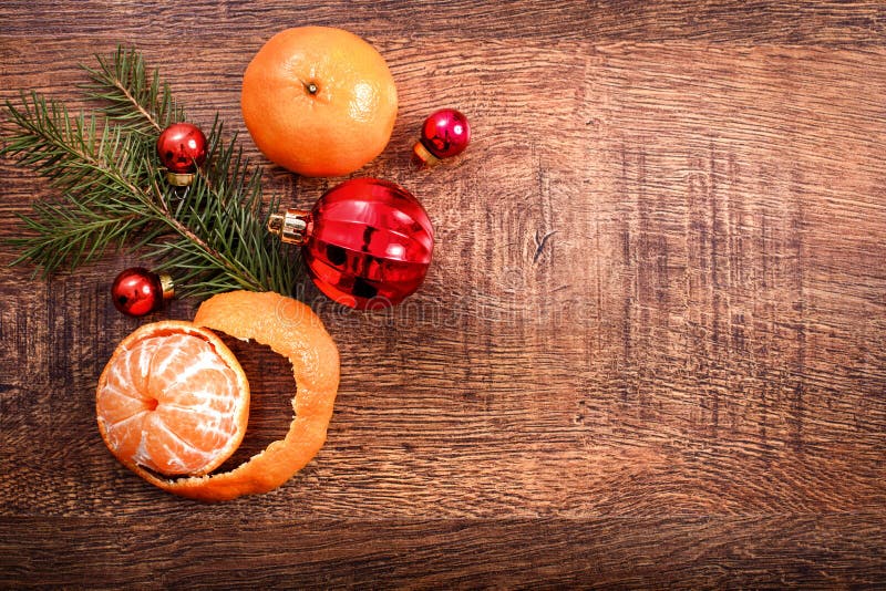 Ornamentos de la Navidad, decoración de la comida y rama de árbol rojos de abeto en un fondo de madera rústico foto de archivo libre de regalías Ornamentos de la Navidad, decoración de la comida y rama de árbol rojos de abeto en un fondo de madera rústico foto de archivo libre de regalías