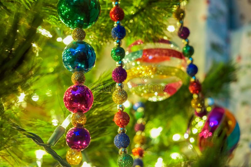 Ornamentos de la Navidad en un árbol fotografía de archivo Ornamentos de la Navidad en un árbol fotografía de archivo