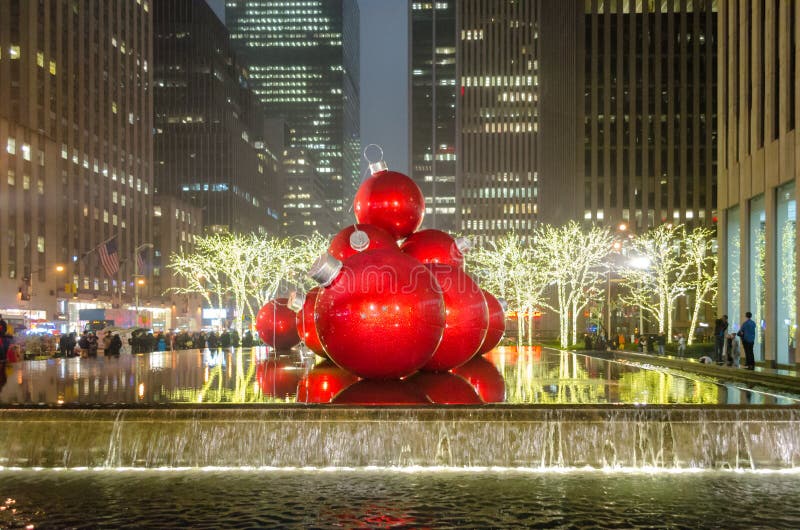 Ornamentos De Natal Gigantes Em Uma Fonte Em Manhattan De Nova Iorque à Noite. Grandes Bolas E Decoração De Luzes Brilhantes Fotografia Editorial - Imagem de brilhante, lugar: 211060332 Ornamentos De Natal Gigantes Em Uma Fonte Em Manhattan De Nova Iorque à Noite. Grandes Bolas E Decoração De Luzes Brilhantes Fotografia Editorial - Imagem de brilhante, lugar: 211060332