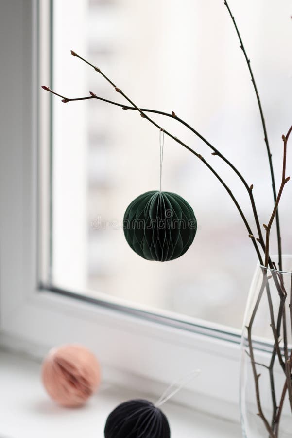 Ornamentos de papel con colores verde rosa y gris para la celebración de navidad. bolas de papel ecológico al estilo escandinavo fotografía de archivo libre de regalías