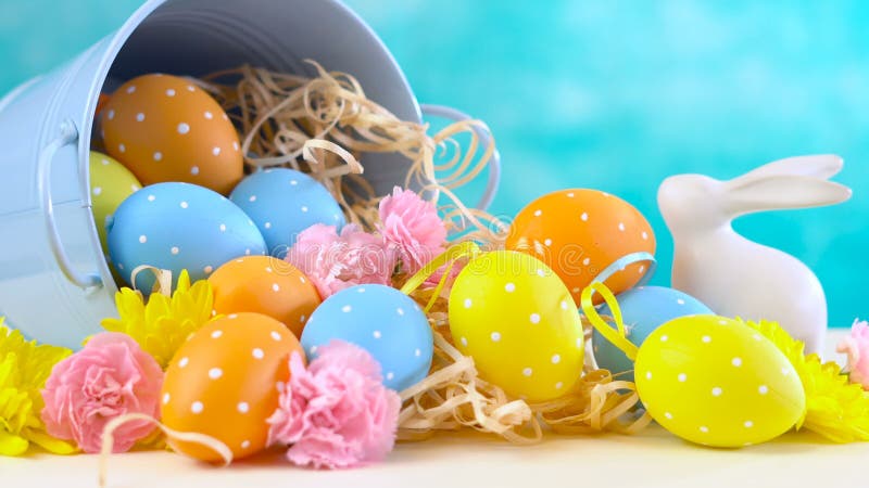 Ornamentos de Pascua, huevos y flores felices de la primavera