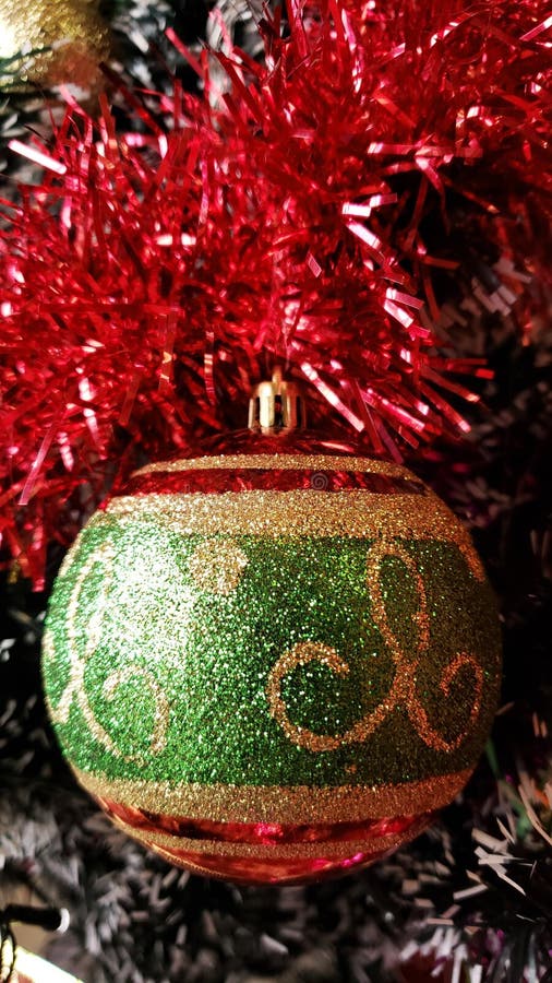 Ornamentos de uma árvore de Natal colorida e esboçada