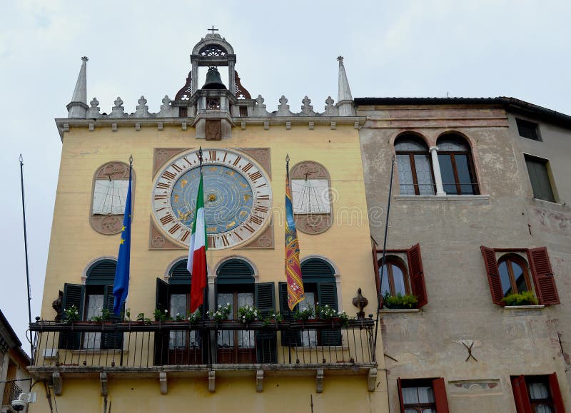 Ornate clock tower in piazza sua bassano del grappa immagini stock libere da diritti Ornate clock tower in piazza sua bassano del grappa immagini stock libere da diritti