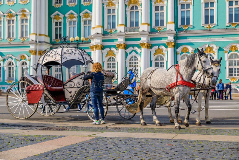 Ornate horse carriage awaiting tourist in front of the Winter Palace - Hermitage on Palace Square in Saint Petersburg, Russia royalty free stock image Ornate horse carriage awaiting tourist in front of the Winter Palace - Hermitage on Palace Square in Saint Petersburg, Russia royalty free stock image