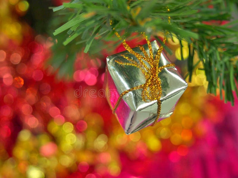 Ornement de Noël de boîte-cadeau sur la branche de pin photo stock Ornement de Noël de boîte-cadeau sur la branche de pin photo stock