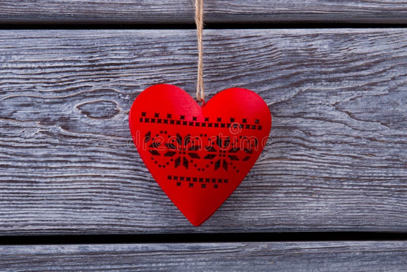 Ornement en forme de coeur en bois rouge photo libre de droits Ornement en forme de coeur en bois rouge photo libre de droits