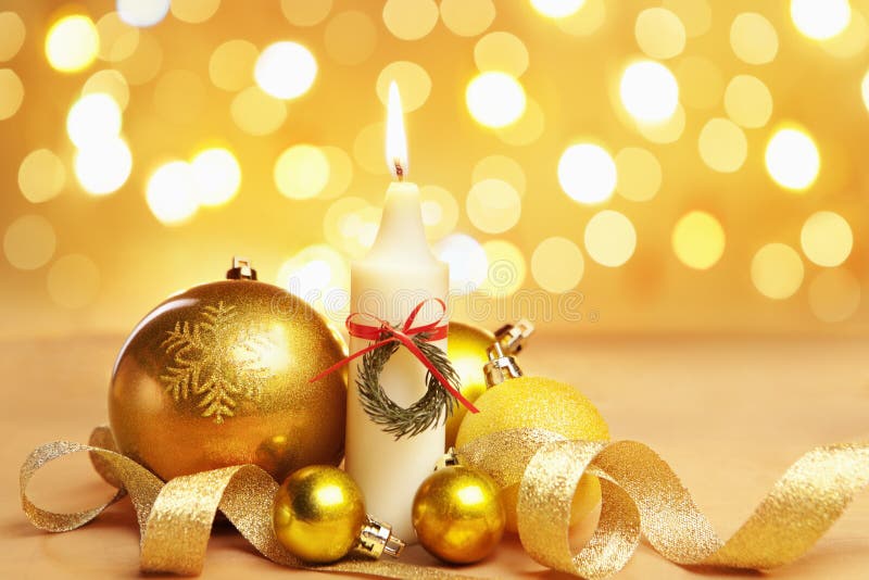 Ornement et bougie d'or de Noël images libres de droits Ornement et bougie d'or de Noël images libres de droits