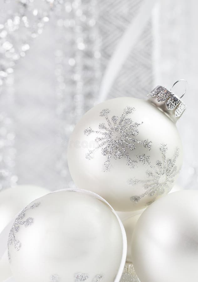 Ornements argentés blancs de Noël de flocon de neige photographie stock libre de droits Ornements argentés blancs de Noël de flocon de neige photographie stock libre de droits