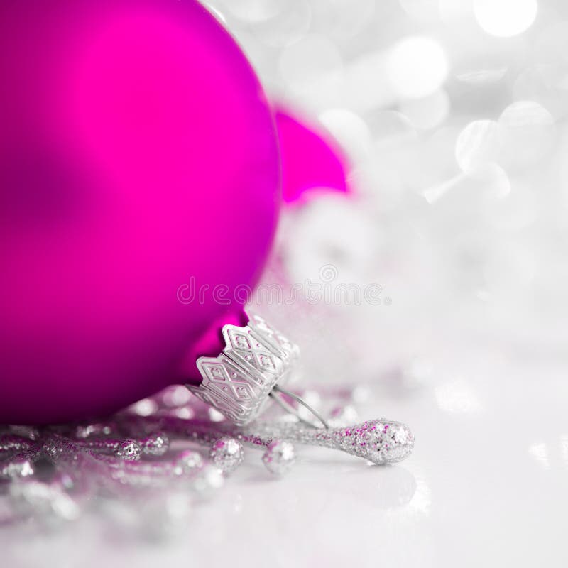 Ornements argentés et pourpres de Noël sur le fond lumineux de vacances images stock Ornements argentés et pourpres de Noël sur le fond lumineux de vacances images stock